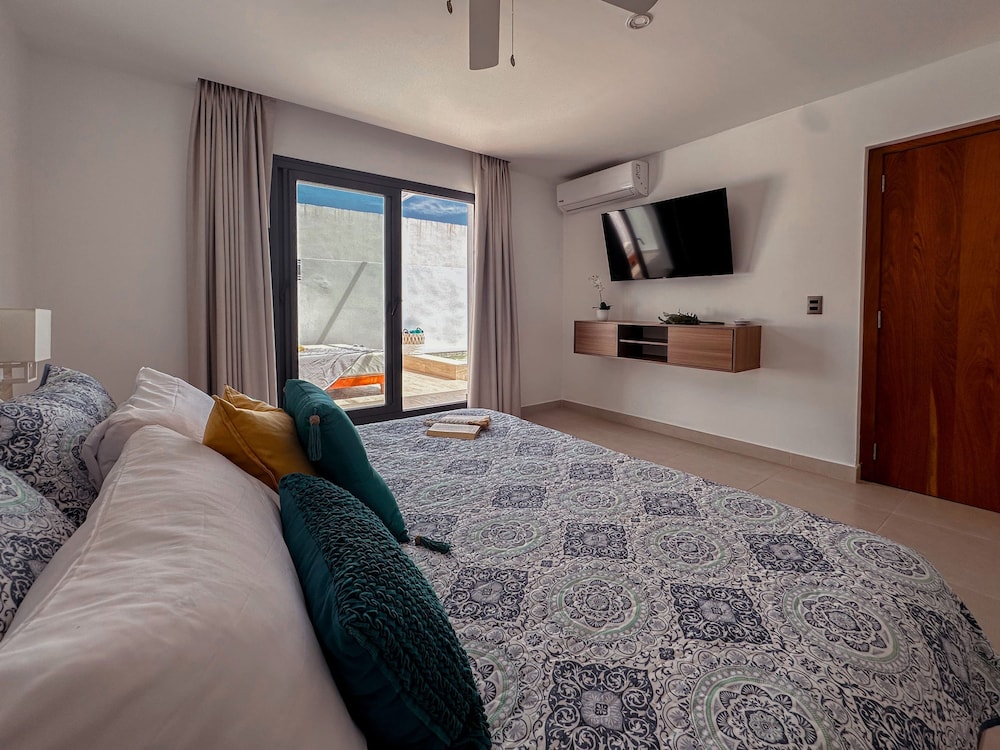 Fantastic Beach Penthouse With Rooftop BBQ