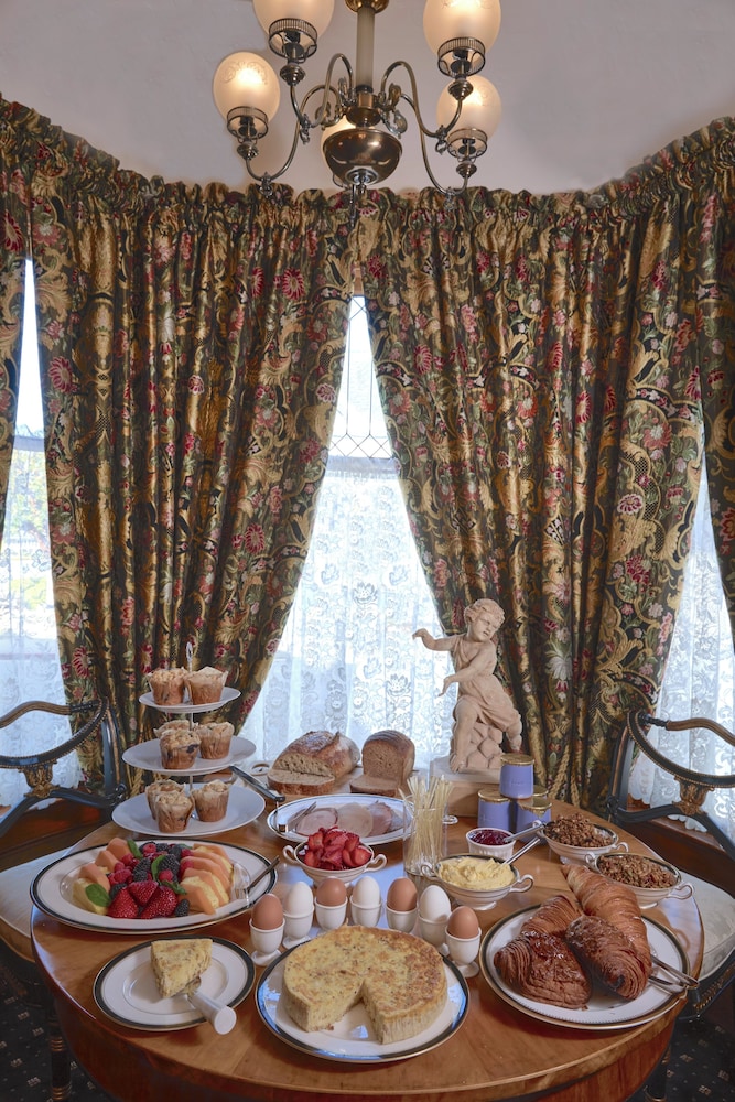 The Charles Pacific Grove - Artfully Designed Inclusive Inn