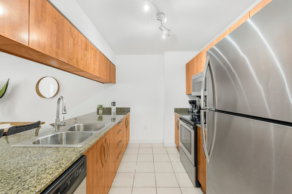 Sky High 31st Floor Condo W Parking