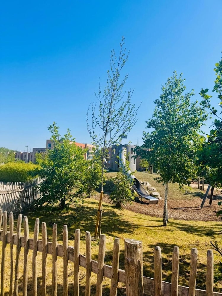 High END Spacious 4 Bed House - Free Parking