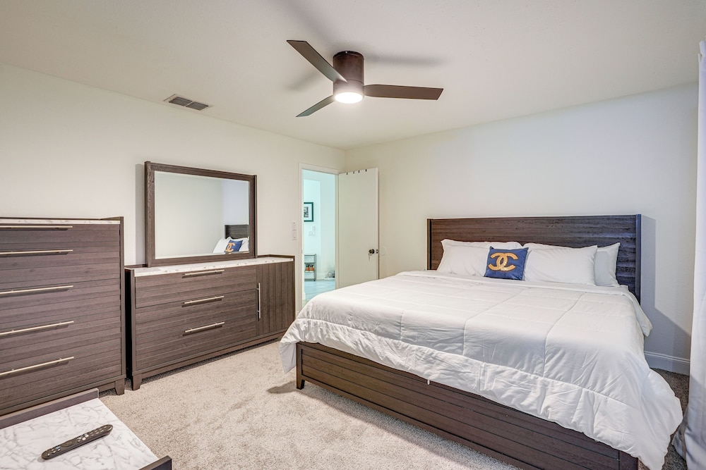 Explore & Relax: Chic & Cozy Retreat in Lakeland!