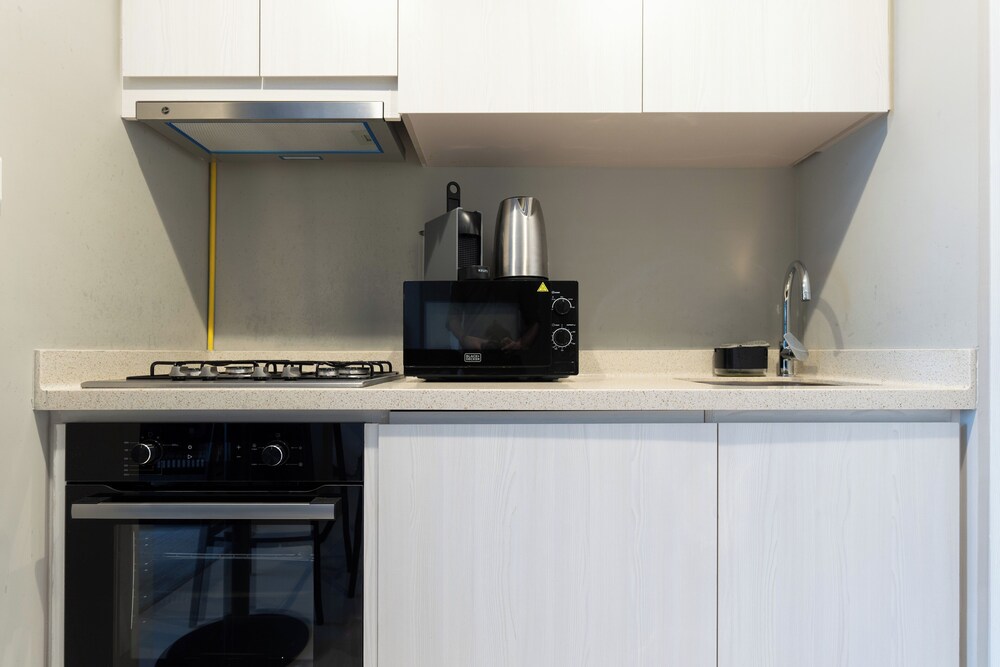 KeyRock Living - Elegant Lake View Apt