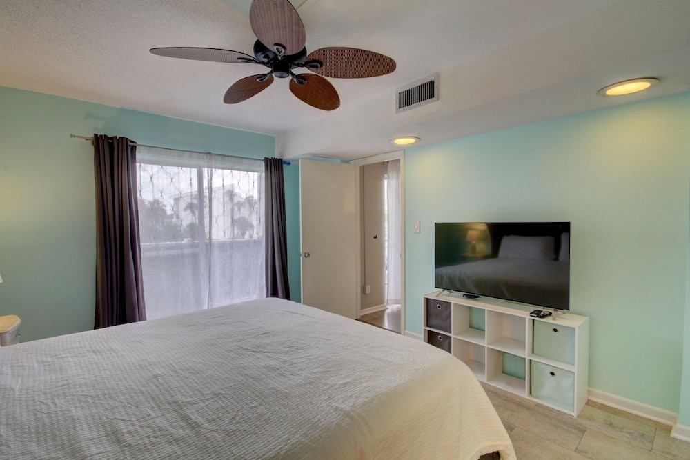 527 El Matador 2 Bedroom Condo by RedAwning view 5
