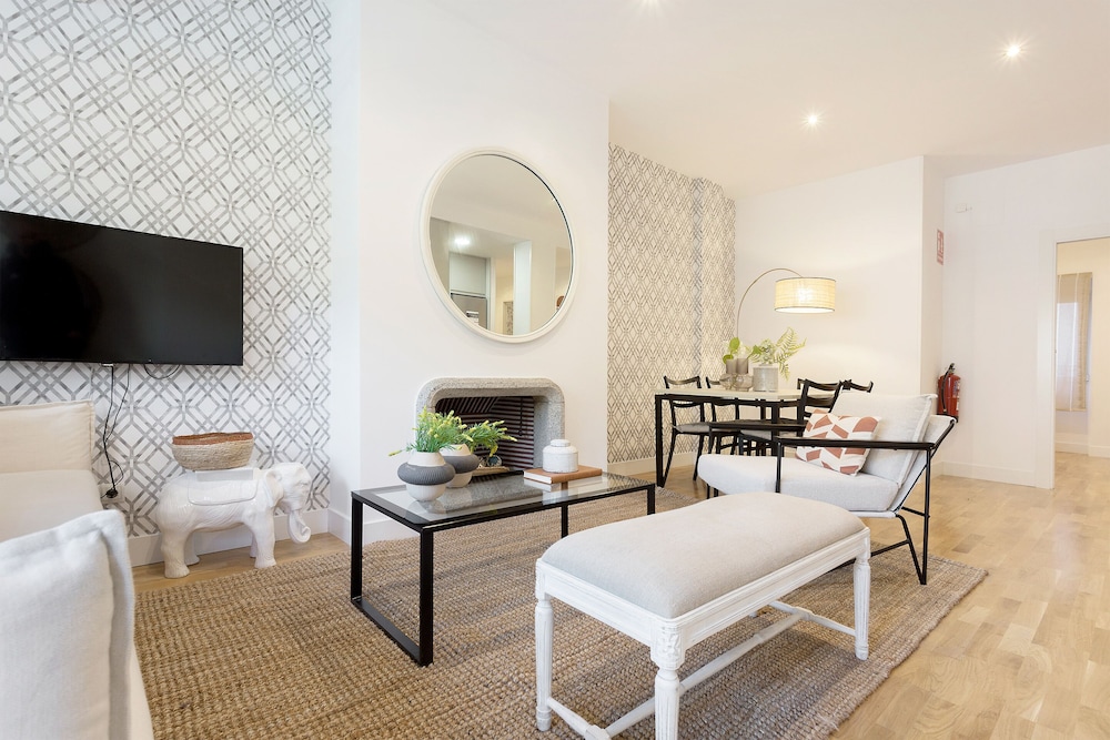 Bright 2 Bd Apartment in Front of Retiro Park Retiro II