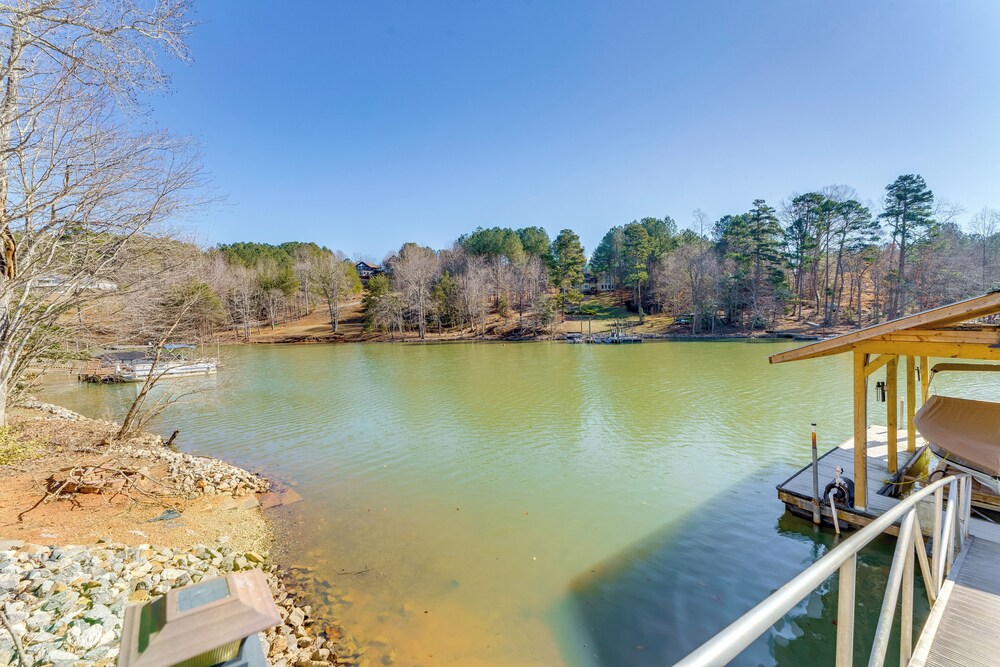 2 Kayaks: Lakefront Lookout Shoals Getaway!