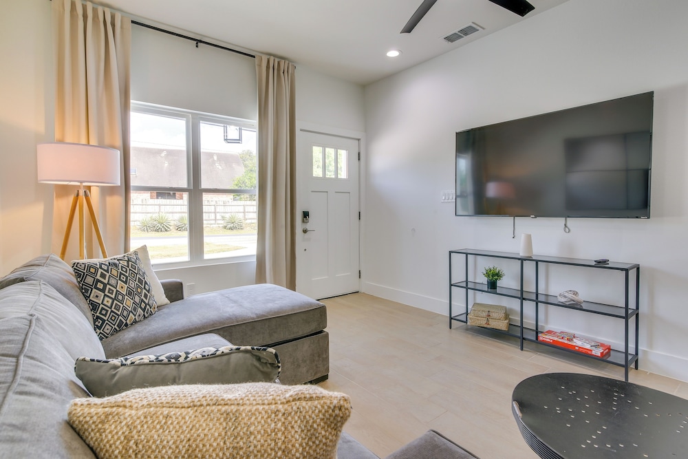 Modern Comfort: Brownsville Home Near Dtwn