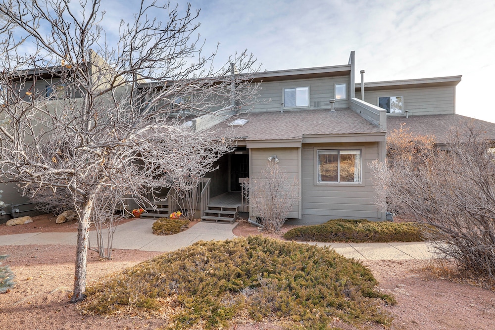 Cozy Flagstaff Condo in Country Club Community!