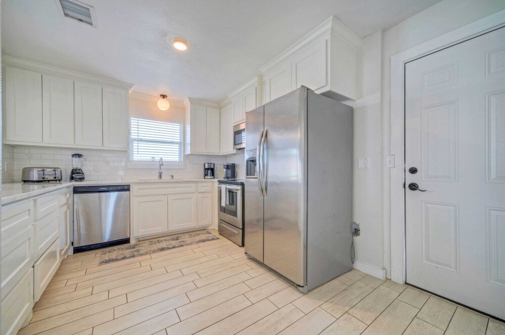 Sleeps 20! 2 Homes Near the Beach, Private Pools, Gameroom, Large Family Retreat