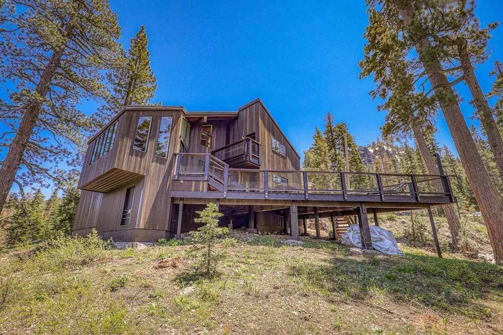 Lake Tahoe Vacations - Trapper Mc Nutt Modern Mountain 4 Bedroom Home by RedAwning - Property Image 13