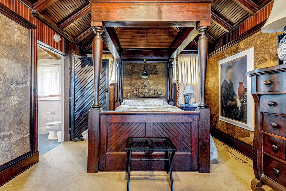 6BR Lakefront Estate w/ Private Piers & Patios