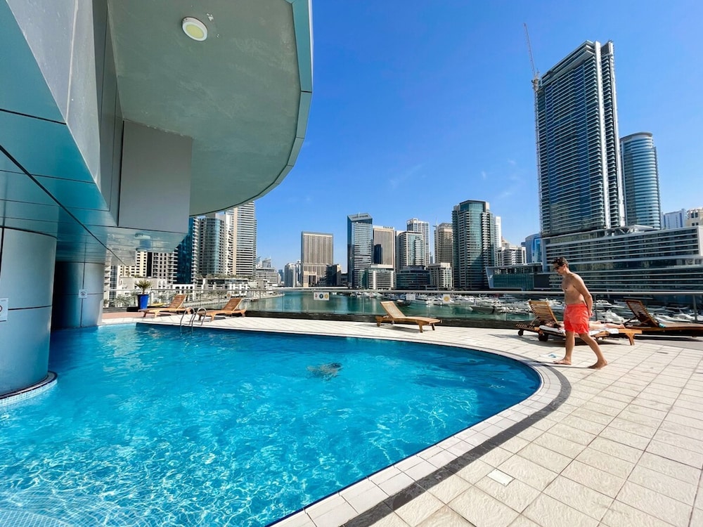 Refined 1BR Retreat in The Point Tower - Marina