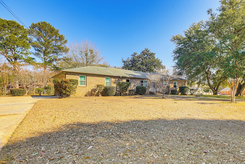 4 Mi to Dtwn Tuscaloosa: Home w/ Cozy Den!