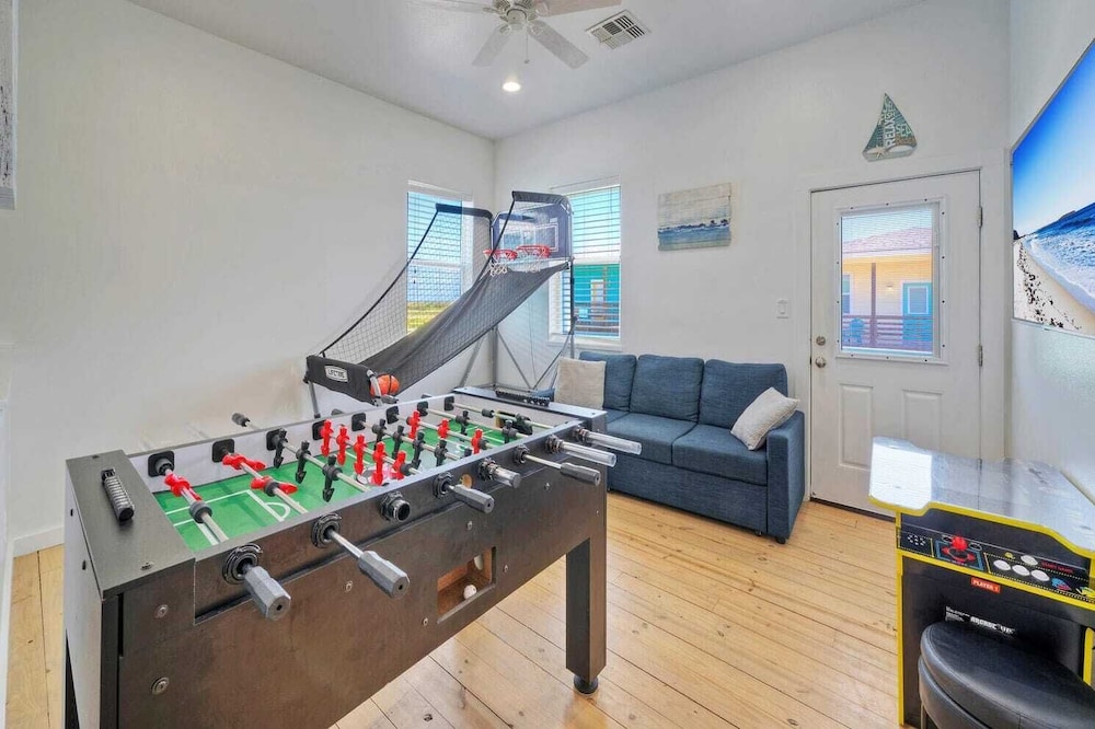 Sleeps 24, 2 Homes 2blocks to the Beach, Pool, Game Room, Patio w/ Outdoor Bar