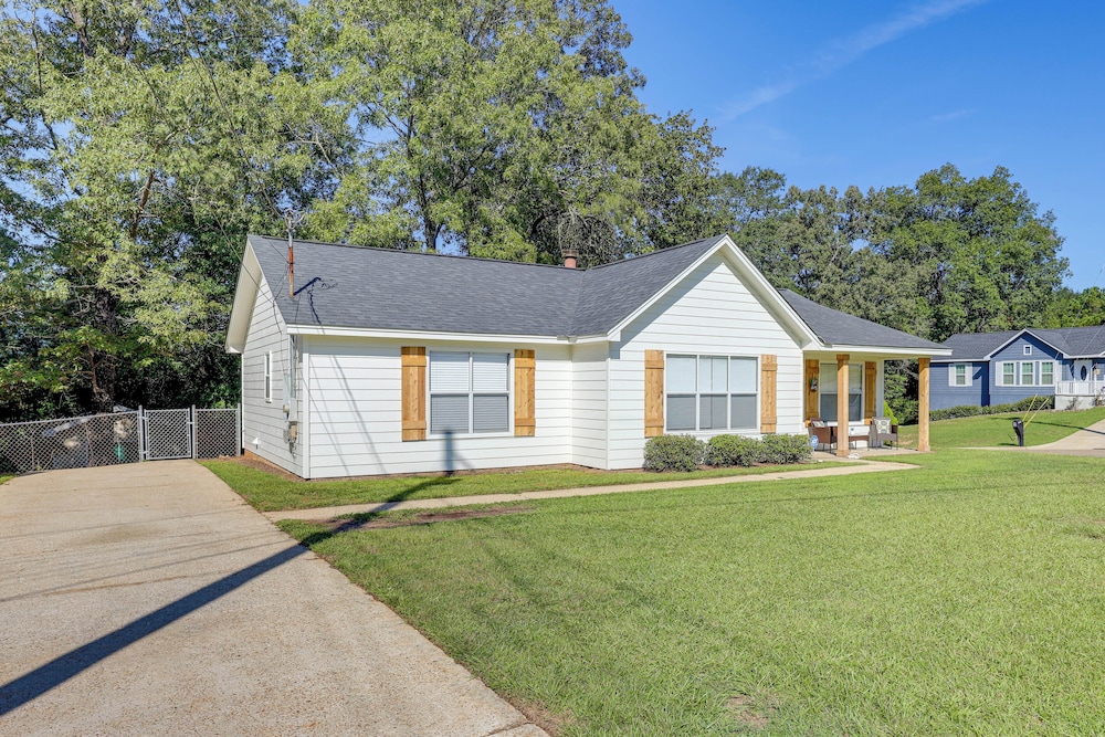 Centrally Located Prattville Home: 2 Mi to Dwtn