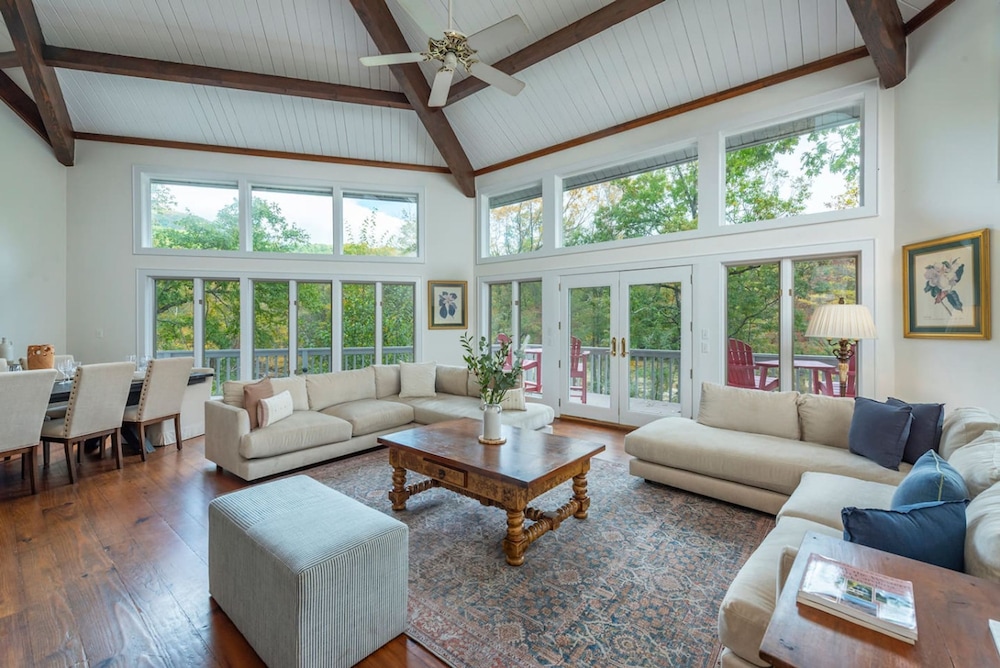 Riverfront Sanctuary Your Mountain Getaway