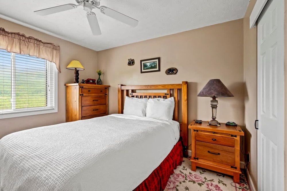 Sleeps 8 Pool Playground Mountain Views Hot Tub