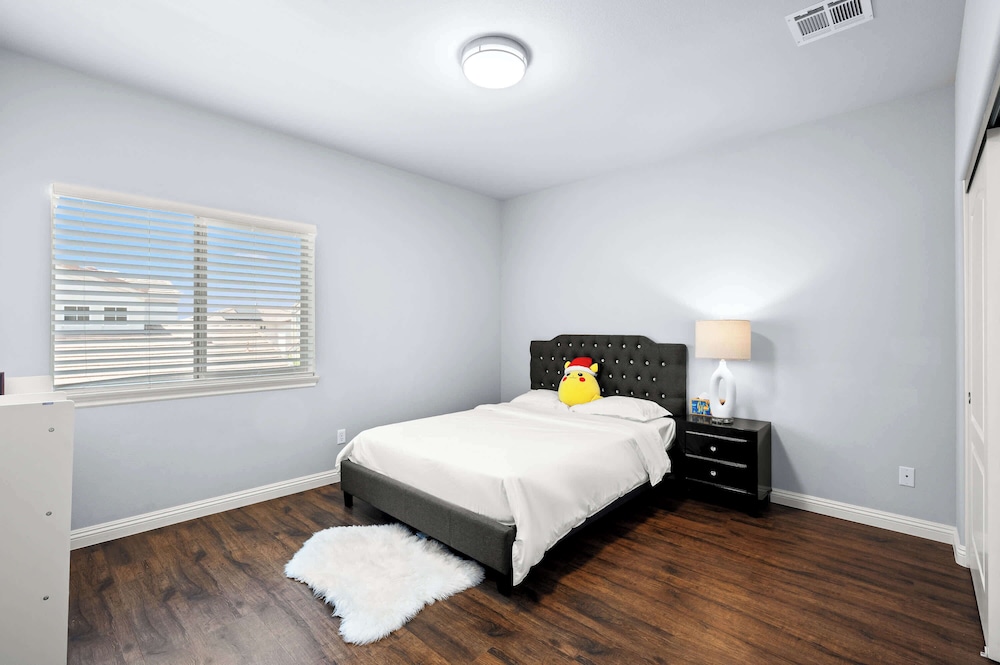 Modern Spacious Home Bright, Family Group Friendly