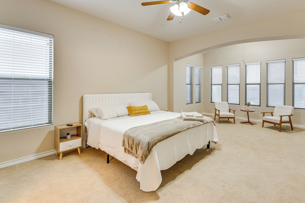 7 Mi to Lake Casa Blanca: Laredo Family Home!