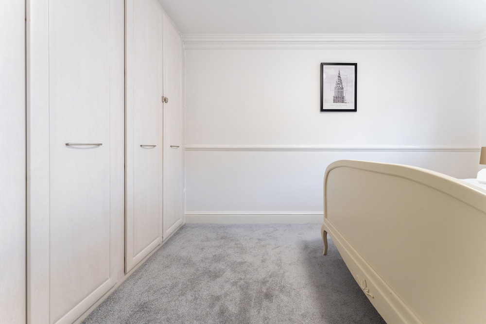 4-bed Home in Purley Near Gatwick Airport London