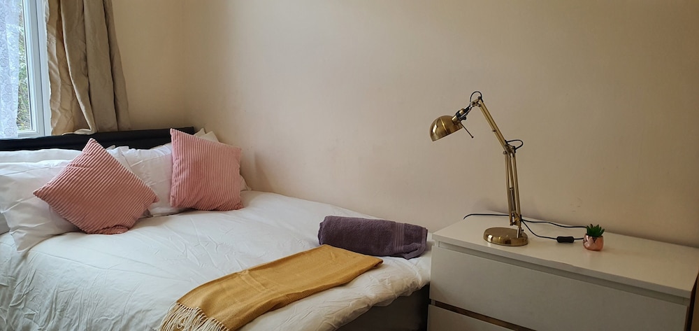 Room in Guest Room - Bright Nice Room in Coventry view 2