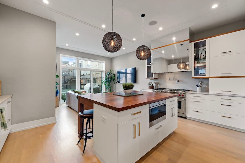 Stunning 5BR Home With 2 Rooftops Sauna Hot Tub