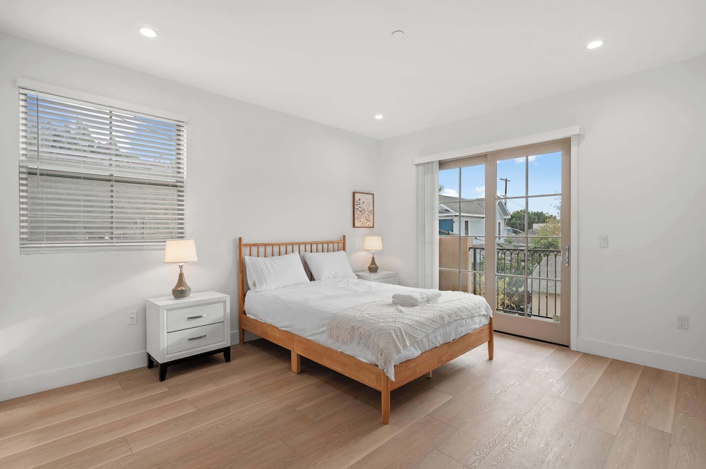 Not Affected by the Fire/modern Spacious Home With Parking & Fully Equipped Kitchen #3