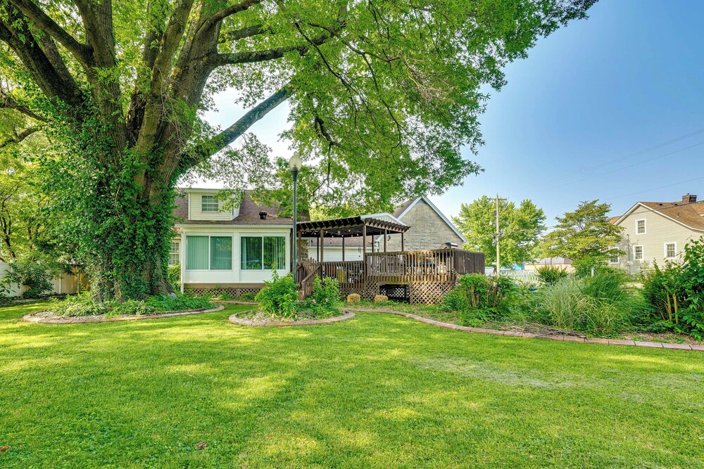 Charming Bardstown Home w/ Deck ~ 1 Mi to Downtown