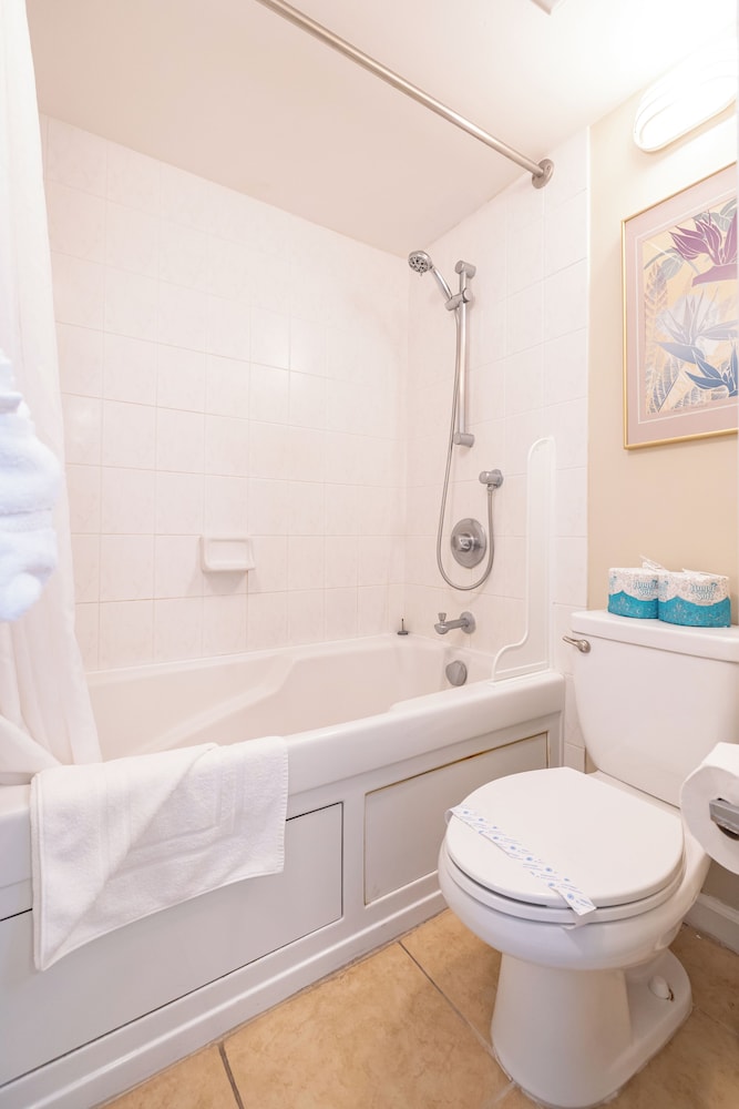 High Floor Ocean View Condo (King Bed and Parking): bathroom photo