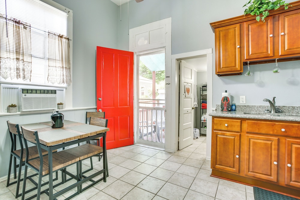 Walk to Magazine St: Nola House in Irish Channel!