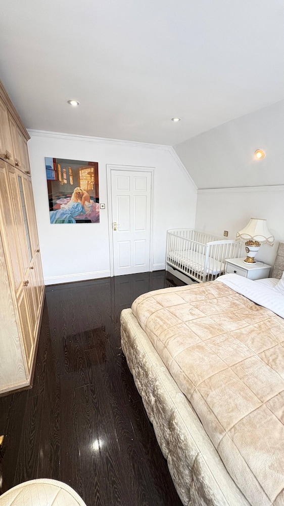 Luxurious West London Retreat With Hot Tubs & Easy Access to Central London