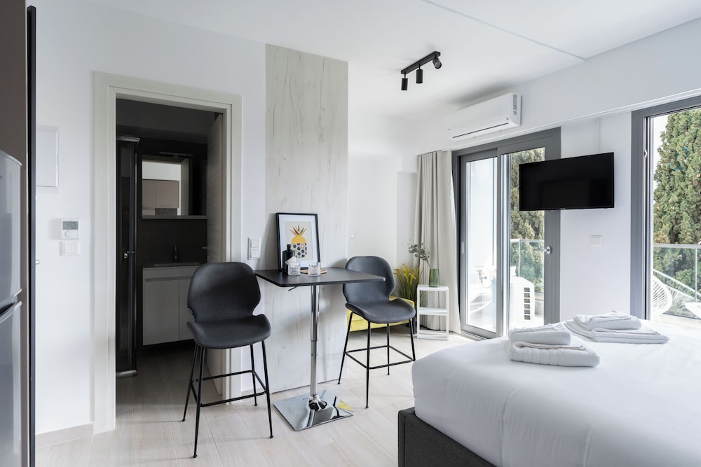 Velvet Luxury Studios in the City Center by BiNobi!