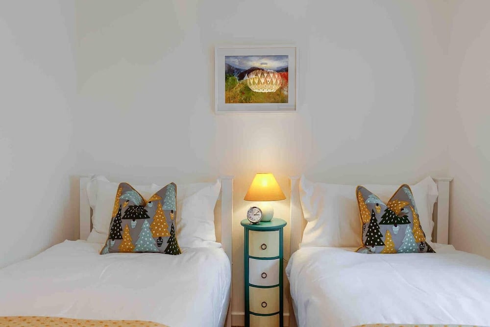 Ground Floor Apartment W/large Enclosed Garden view 4
