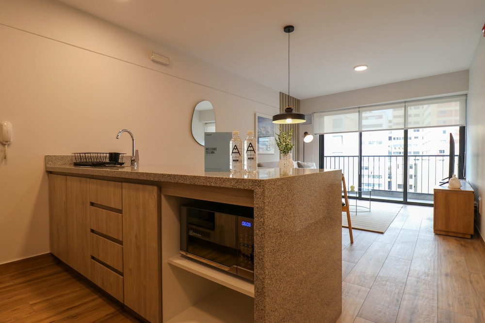 w Exceptional 2BR w Balcony in Miraflores