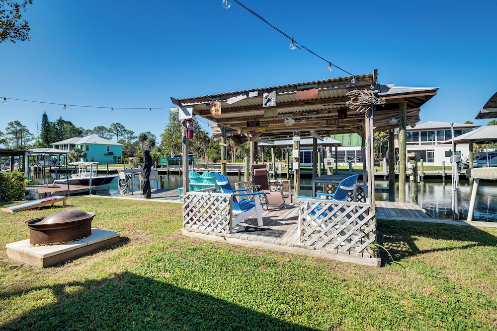 2 Mi to Beach! Canal-front Escape in Crystal River
