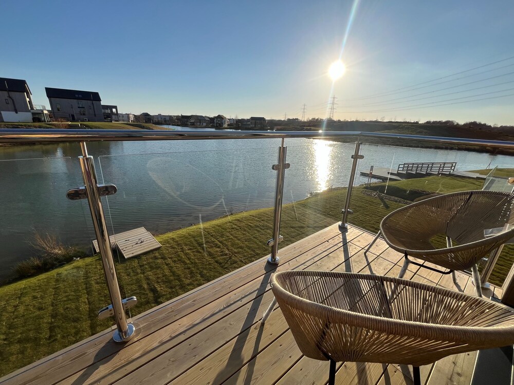 Still Waters Lakeside Retreat w t hot tub Slps 14