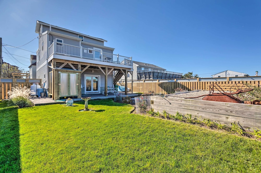 Seaside SK Getaway: Steps to Matunuck Beach!