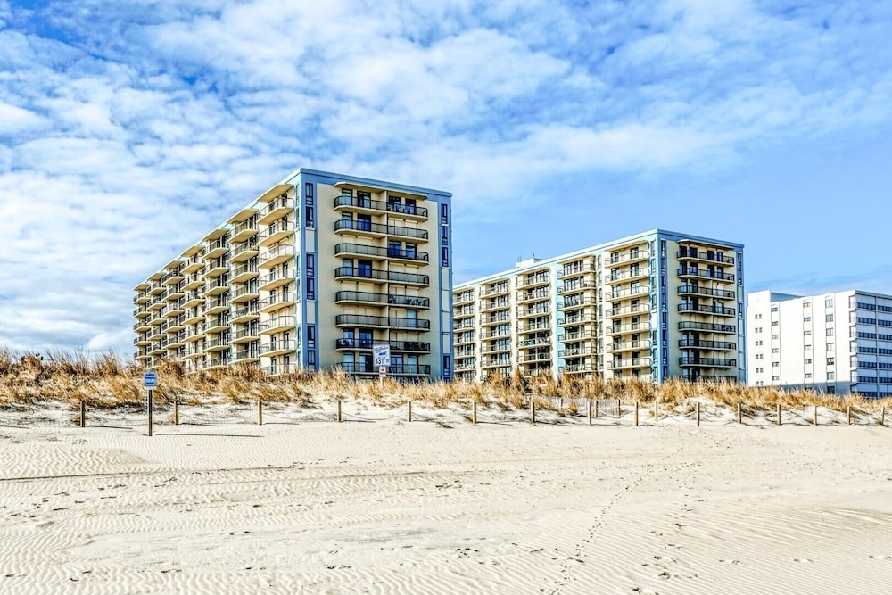 Braemar 503N 2 Br condo by RedAwning