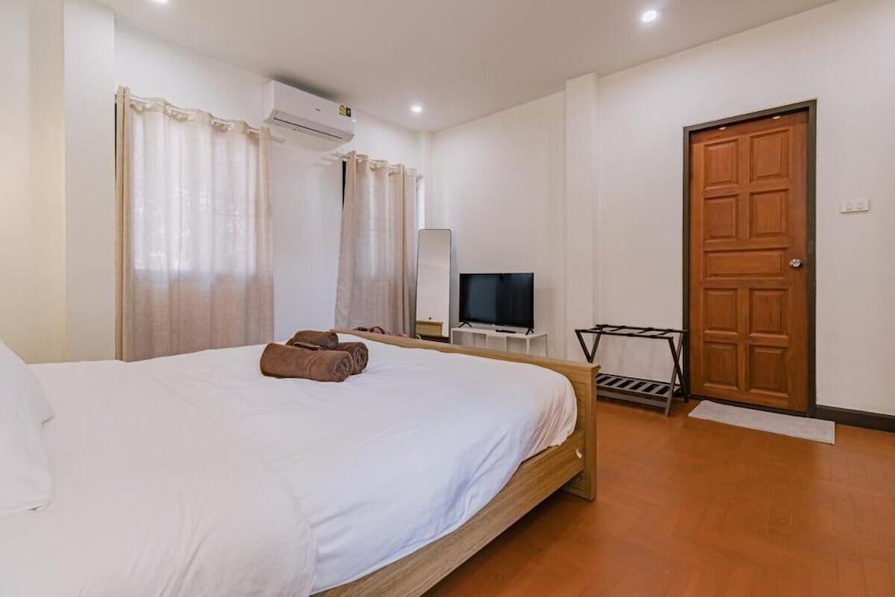 Modern Family House - 4 Bedrooms 5 Mins From Old Town With Gallery - Deja Home