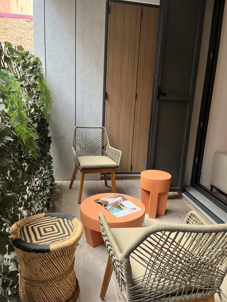 w Chic Urban 3BR w Sunny Terrace in Chueca