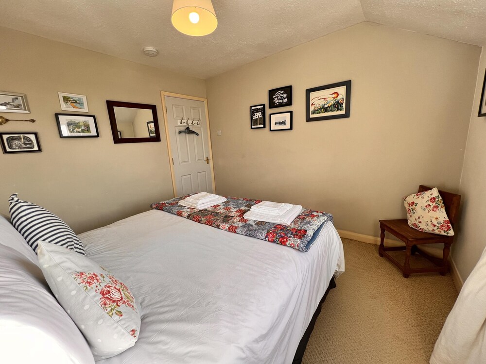 Charming 3 Bedroom Family Cottage - Dogs Welcome view 5
