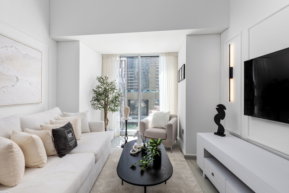 Maison Privee - Sleek Stay in Dubai Marina’s Famous Twisting Tower