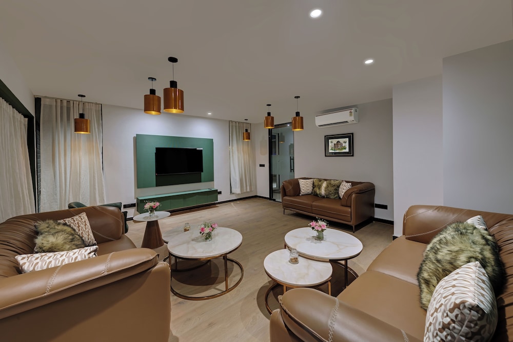 Hays AIR By Ahuja Residences - Golf Course Ext. Road & Sector 51