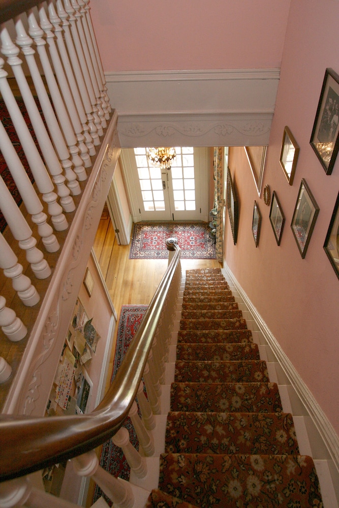 Camellia Inn