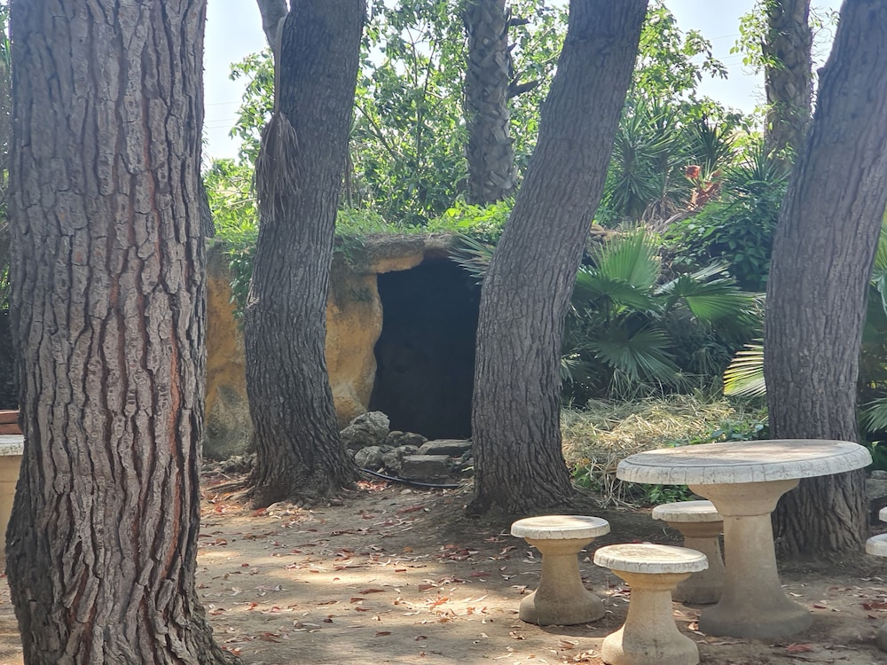 GARDEN HOTEL