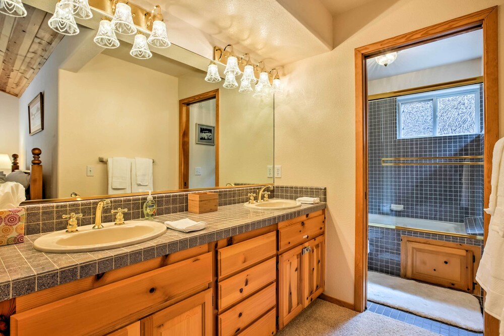 Lake Tahoe Vacations - Tahoe Donner Cabin: Deck, Trail Access, EV Charger - Property Image 15