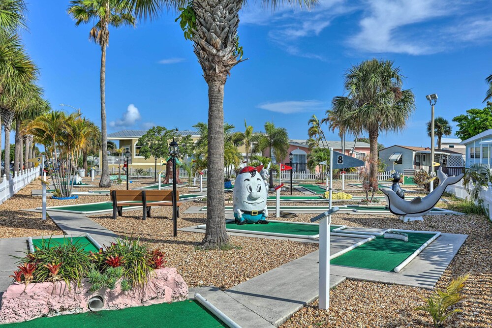 Ocean Access, Mini Golf & Pools: Jensen Beach Gem