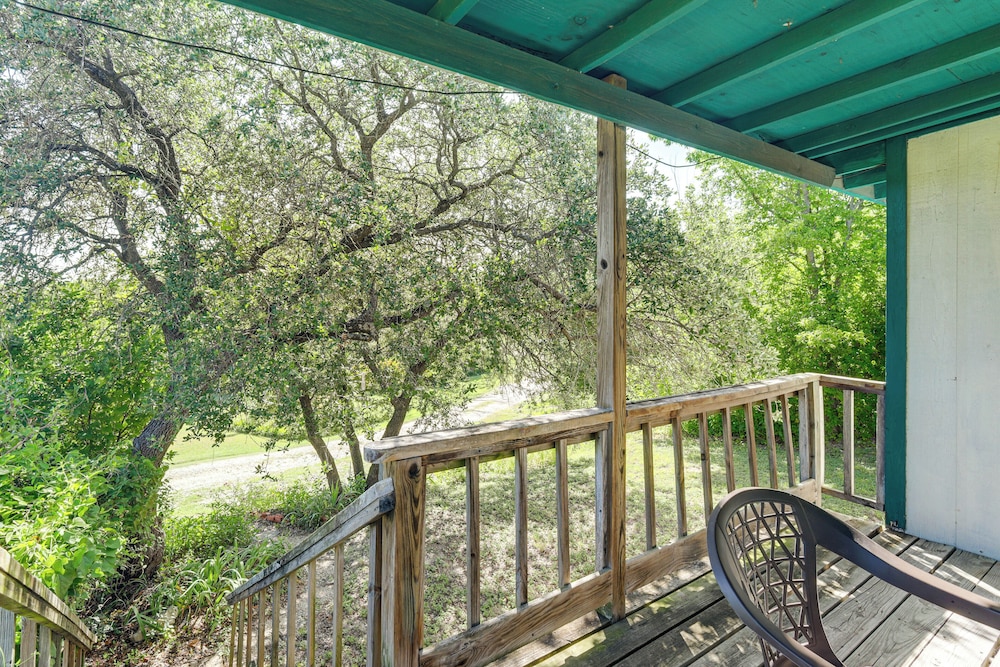 2 Mi to Fishing on Lake Whitney: Cottage w/ Deck