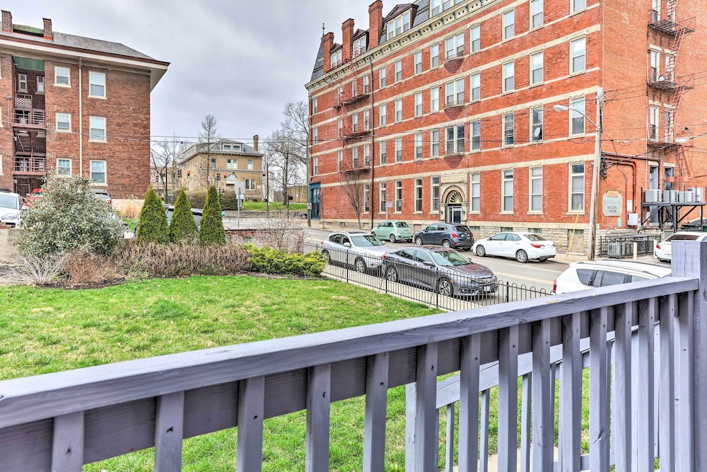 Pet-friendly Condo w/ Deck ~ 3 Mi to Dtwn!