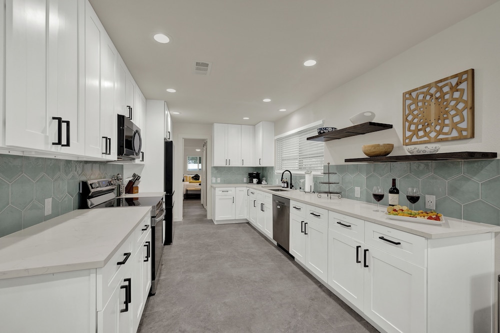 Whitewater River House - Game Room, Firepit, Walking Distance to Whitewater Amphitheater!
