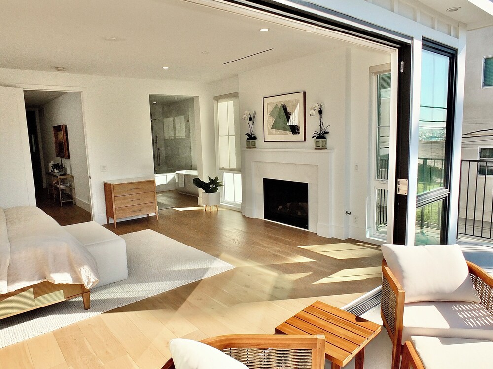 Beach Paradise Stunning 3-story in Long Beach!